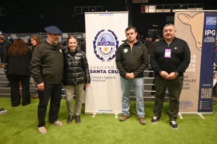 Santa Cruz exhibió esquila de ovejas y su tradicional poncho en la Rural de Buenos Aires